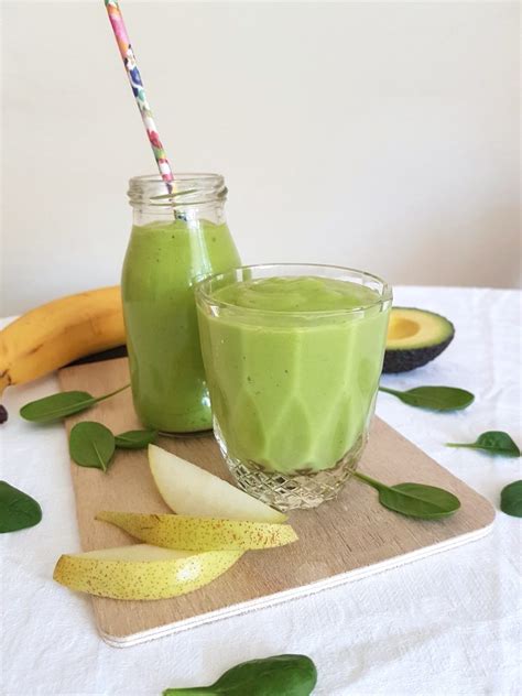 fotografija zelenega smoothija s špinačo in avokadom v steklenem kozarcu