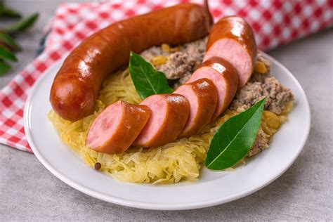Fotografija različnih tradicionalnih slovenskih jedi na praznični mizi