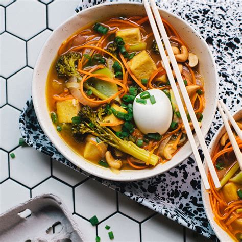 slika različnih vrst rezancev in mletega mesa za pripravo jedi