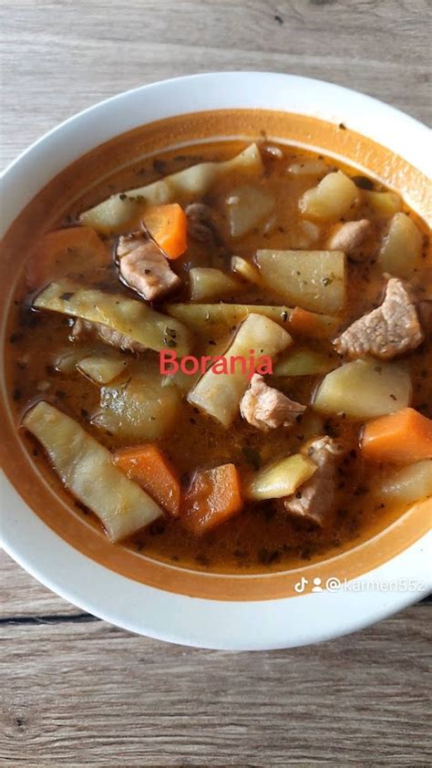 Prikaz pripravljenega perkelta z mesom, čičeriko in stročjim fižolom, ki vabi k okušanju.