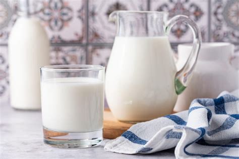 tematska fotografija: sveže mleko in sirilo