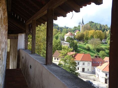 Zunanji pogled na Gostilno Bovavc v vasi Strahinj