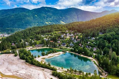 Panoramski pogled na Gorenjsko pokrajino z gostiščem