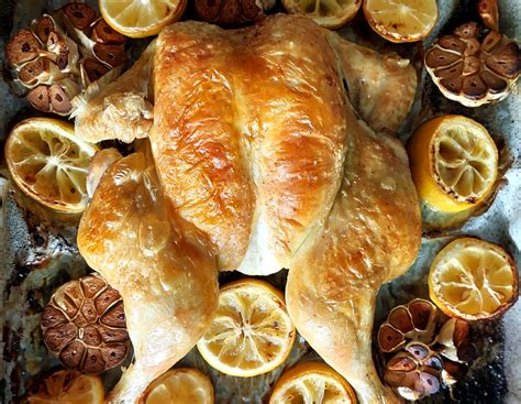 Cel pečen piščanec v foliji, pripravljen za serviranje.