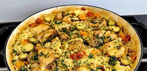 Piščanec z rižem in zelenjavo, pečen v foliji.