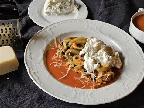 priprava dušenega piščanca s paradižnikovo omako in koruzo