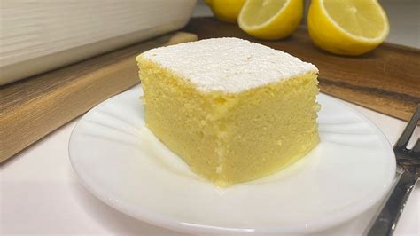 Pečeno sočno limonino pecivo, narezano na kose