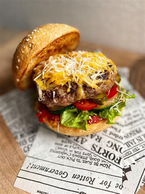 Fotografija burgerja s hrustljavim krompirčkom in kraft pivom