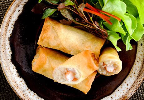 različni spomladanski zvitki z zelenjavo in omakami