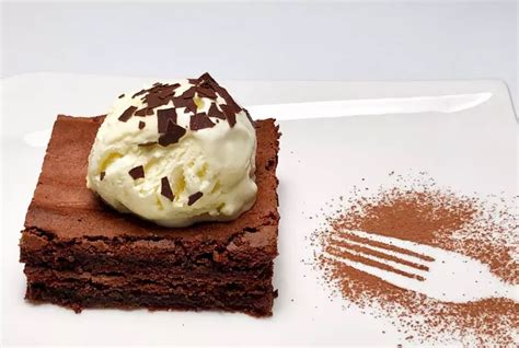 slika postreženega čokoladnega sufleja z vanilijevim sladoledom