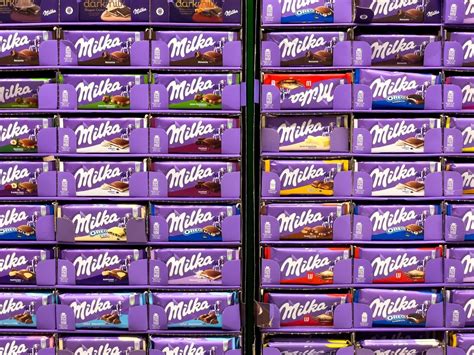 Tematska fotografija različnih Milka čokoladnih tablic v vijolični embalaži