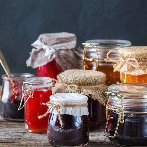 kozarec domače marmelade s sadjem v ozadju