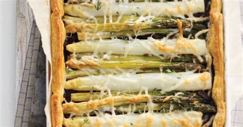 Sestavine za spargljevo pito: sveži šparglji, feta sir, paradižniki in zelišča