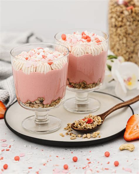 Pripravljen osvežujoč pomarančni cheesecake v kozarcu, okrašen z želejem.