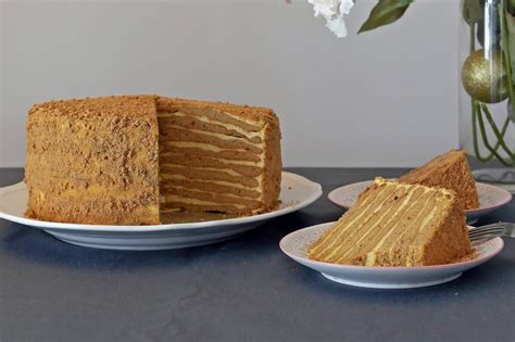 Tematska fotografija ruske medene torte Medovik, narezane na kos
