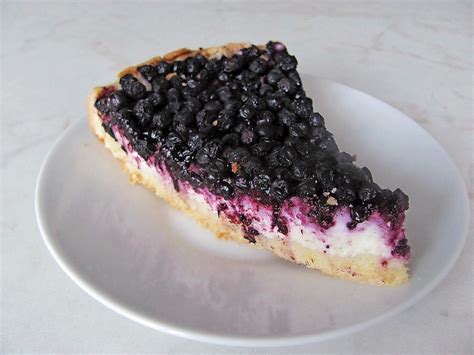 Borovničeva pita s skuto na leseni mizi
