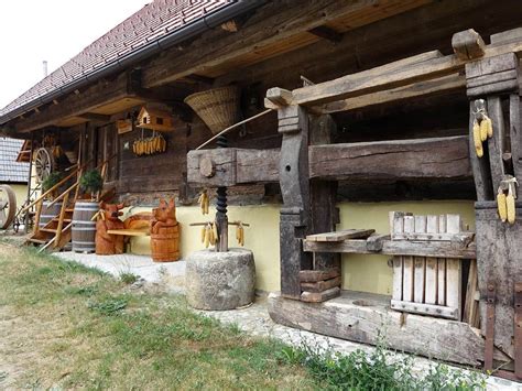 Tematska fotografija stare kmečke kuhinje z vonjem po domači hrani