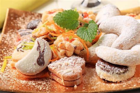 Raznoliki piškoti na krožniku, primerni za poletne dni.