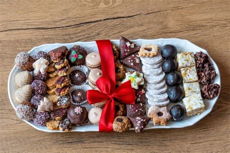 Nabor raznolikih piškotov na prazničnem pladnju.