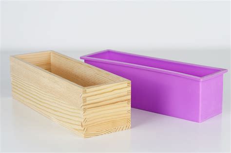 Prikaz različnih vrst kalupov za milo: silikonski, leseni, plastični.