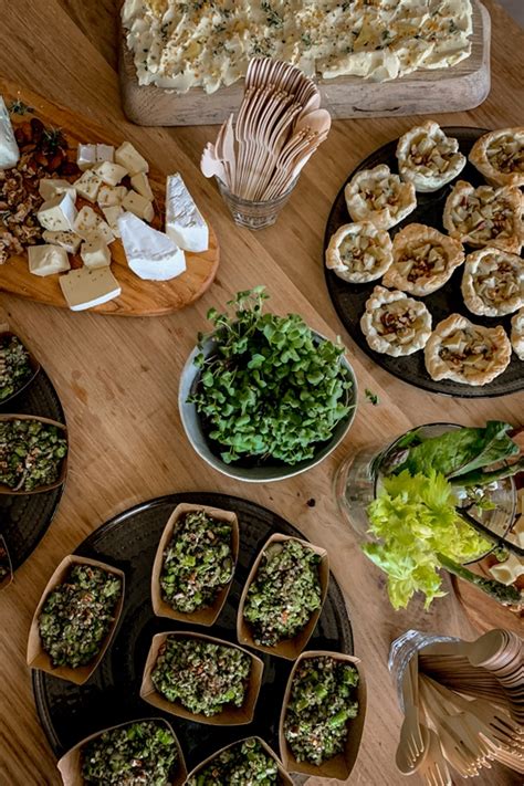 Tematsko foto cateringa z raznoliko vegansko in vegetarijansko hrano