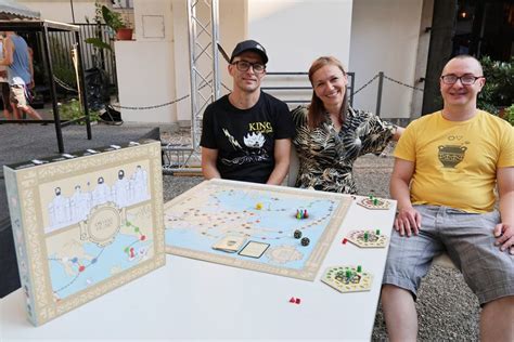 Ilustracija družine, ki se igra družabno igro okoli mize