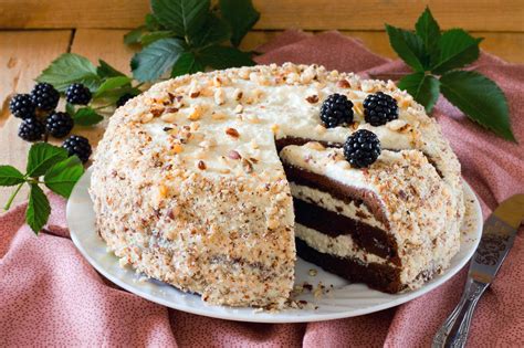 Fotografija prečudovito okrašene kostanjeve torte