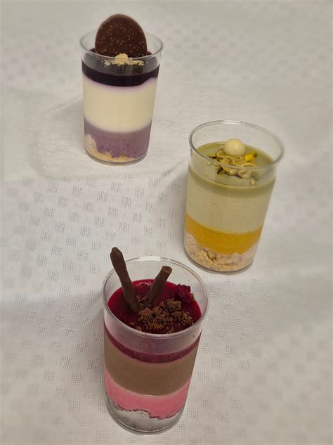 Prikaz sestavljanja torte plast za plastjo