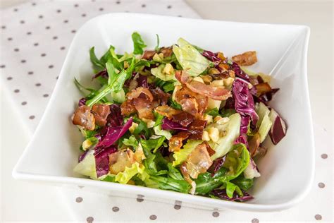 pripravljena solata iz ohrovta s slanino in solatnim prelivom