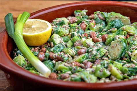 sestavine za solato z brstičnim ohrovtom in kefirjevim prelivom