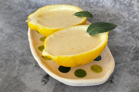 fotografija KETO limoninega pudinga v servirnih posodicah