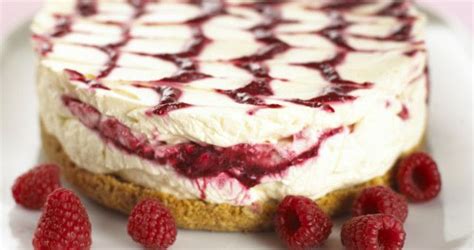 fotografija limoninega cheesecakea z malinovim in pudingovim slojem