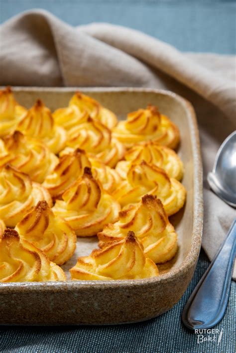 Fotografija Pommes Duchesse, lepo nabrizganega in zlato zapečenega