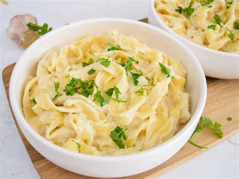 kremasta cvetačna omaka v skledi, pripravljena za postrežbo s testeninami