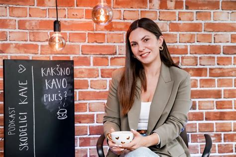 fotografija slivovega kolača ob skodelici kave