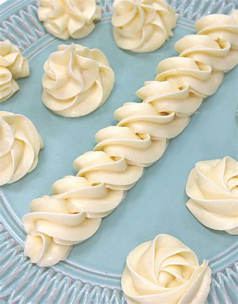 Photo of various piping techniques for cake decoration