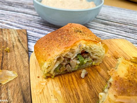 Zavitek z gobami in ohrovtom v vlečenem testu, vegansko