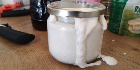 Ilustracija različnih vrst droži v kozarcih