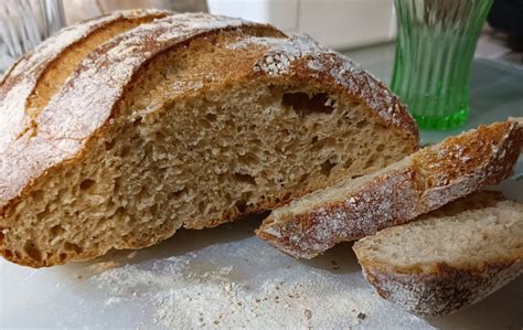 Fotografija raznolikih pekovskih izdelkov pripravljenih z drožmi