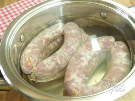 Pečene pečenice postrežene ob rdečem zelju