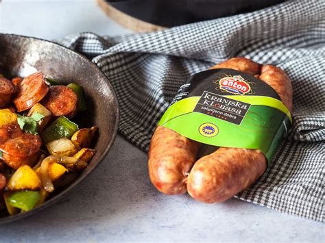 kuhana kranjska klobasa s popečenim krompirjem in zelenjavo