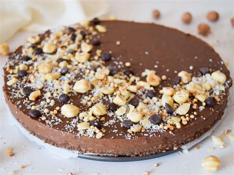 čokoladna torta brez peke s prelivom in okrasjem