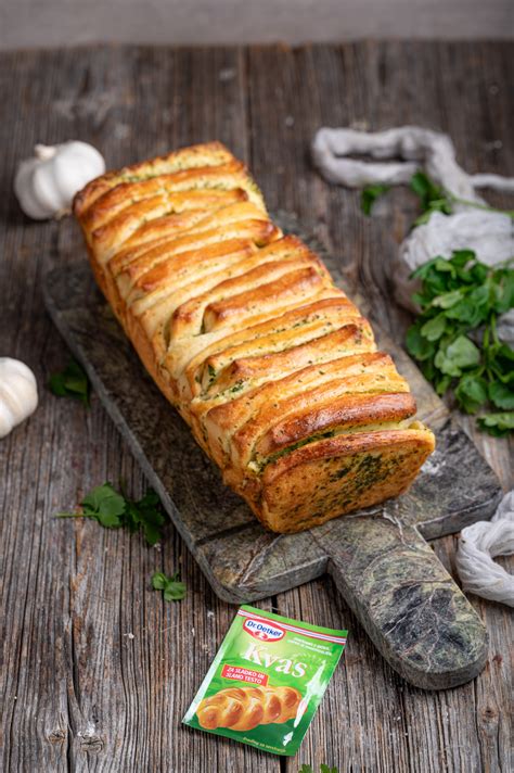 Fotografija kvašenih rolic s česnovim zeliščnim maslom