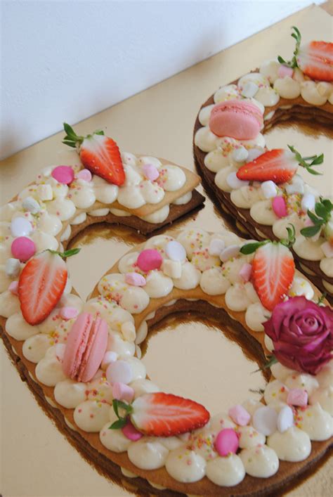 Primer bogato okrašene torte v obliki številke s svežim sadjem in smetano