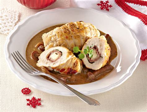 Piščančji zvitki v kremni omaki s šunkom in sirom, postreženi z zelenjavo