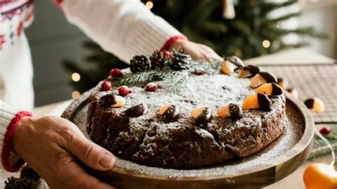 Čokoladna torta brez moke z orehi, pomarančo in mandarinovim sirupom