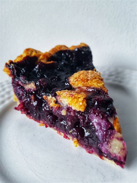 Kose borovničeve pite s kepico vanilijevega sladoleda