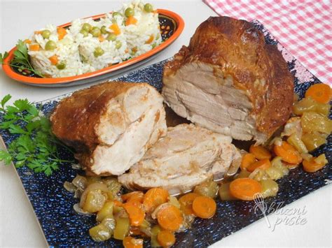 svinjska rulada, polnjena s slivami, pečena v pekaču z zelenjavo