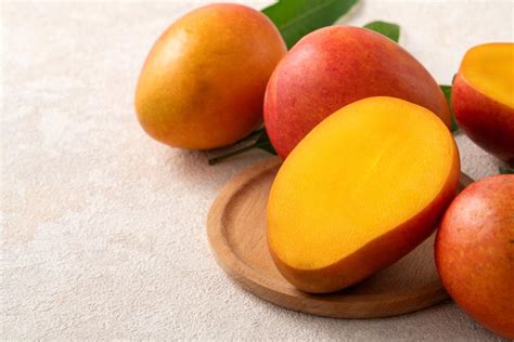 Zrel rumeni mango, prerezan na pol