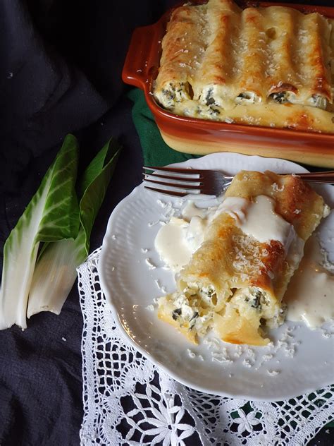 Thematično foto: pekač s pečenimi kaneloni s špinačo in skuto, prelitimi z bešamel omako in sirom
